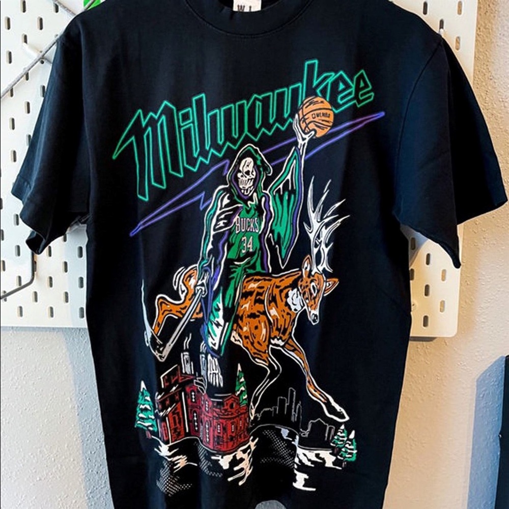 Warren Lotas Milwaukee Bucks Buckrider Tee Sz M
